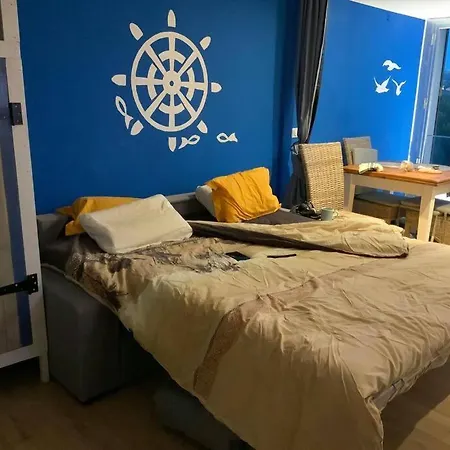 Athena Ohana, Les Pieds Dans L'eau Bandol