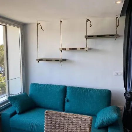 Athena Ohana, Les Pieds Dans L'eau