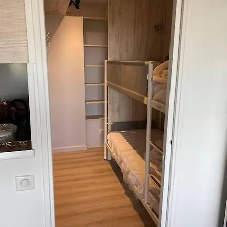 Athena Ohana, Les Pieds Dans L'eau